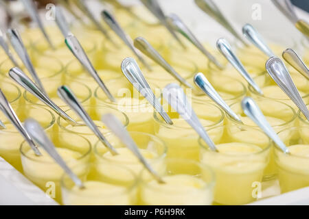 Kleine Gläser Pudding pudding Dessert für Catering bei Gala Dinner Bankett event Stockfoto