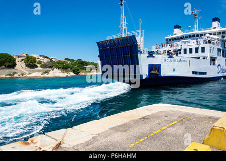 Sardinien, Italien, 06-09-2018: Sommer Landschaft mit der Fähre in weißen und blauen Reisen von Palau, Sardinien farbige auf La Maddalena Archipel. Stockfoto