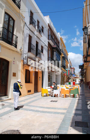 Japanische Touristen fotografieren in der Straße. Ronda, Provinz Malaga, Andalusien, Spanien. Stockfoto