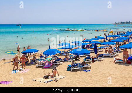 Urlauber am Strand von Protaras gelegen, in der Nähe von Ayia Napa, Zypern Stockfoto