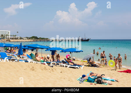 Urlauber am Strand von Protaras gelegen, in der Nähe von Ayia Napa, Zypern Stockfoto