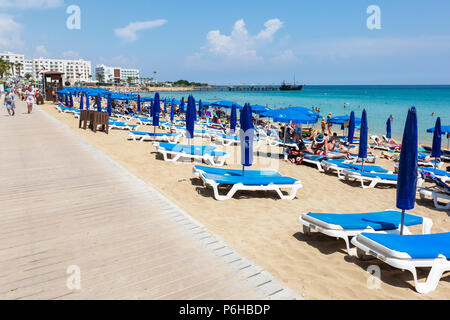 Urlauber am Strand von Protaras gelegen, in der Nähe von Ayia Napa, Zypern Stockfoto