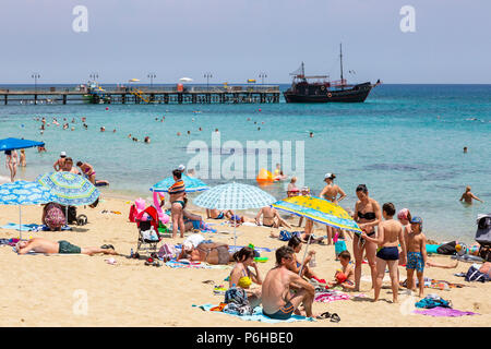 Urlauber am Strand von Protaras gelegen, in der Nähe von Ayia Napa, Zypern Stockfoto