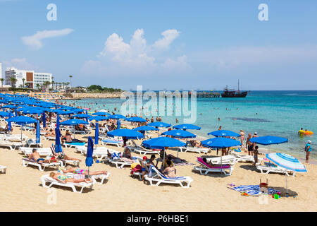 Urlauber am Strand von Protaras gelegen, in der Nähe von Ayia Napa, Zypern Stockfoto