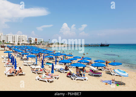 Urlauber am Strand von Protaras gelegen, in der Nähe von Ayia Napa, Zypern Stockfoto