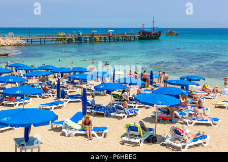 Urlauber am Strand von Protaras in der Nähe von Ayia Napa, Zypern Stockfoto