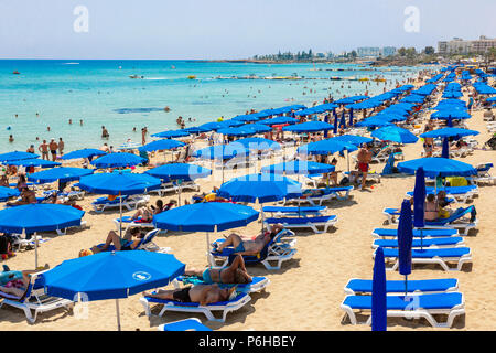 Urlauber am Strand von Protaras in der Nähe von Ayia Napa, Zypern Stockfoto