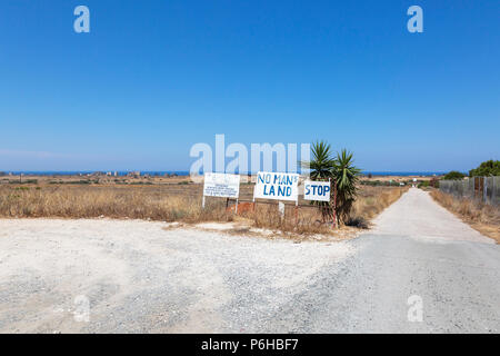 Anfang Niemandsland zwischen den griechischen und den türkischen Sektor auf Zypern mit Blick auf die geisterstadt von Famagusta Stockfoto