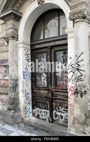 Graffitti Warze an eine Wand mit einer Tür Stockfoto