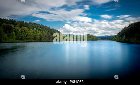 Sonnigen Tag an einem See mit vielen Wolken am Himmel im Bayerischen Wald Stockfoto