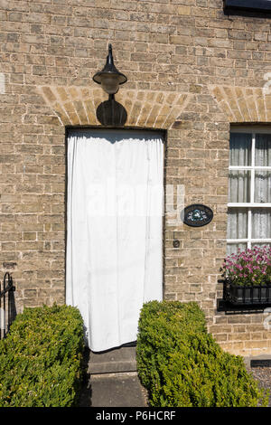 Weiße Tür Deckel Farbe blasenbildung in der heißen Sonne zu verhindern Stockfoto