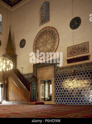 ARTE ISLAMICO. TURQUIA. YESIL CAMII (MEZQUITA VERDE). Construida en 1424 por Orden del sultán Mohamed ich Çelebi en Estilo otomano. Vista parcial de una de las salas de la Mezquita, recubierta con Azulejos de Cerámica esmaltada. BURSA. Península Anatólica. Stockfoto