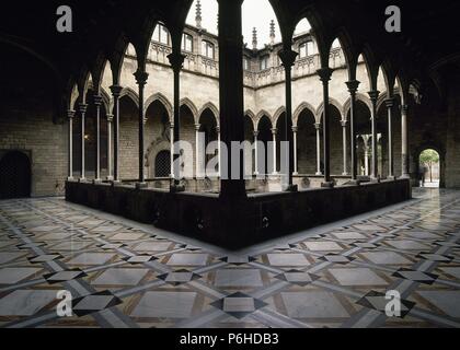 ARTE GOTICO. ESPAÑA. SIGLO XV. PALAU DE LA GENERALITAT. Ha sufrido transformaciones estilísticas diversas. GALERIA GOTICA, con esbeltas columnas recuerdan que los claustros religiosos góticos Catalanes. Al Igual Que el patio Interior y La Escalera, proyectada fué por el arquitecto Marc Safont. BARCELONA. Cataluña. Stockfoto