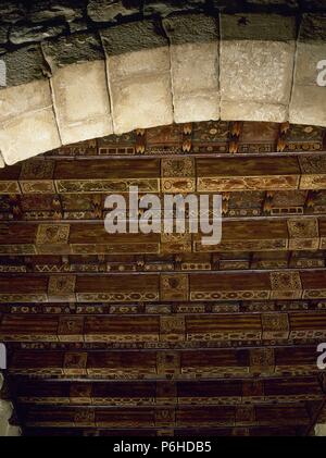 ARTE GOTICO. ESPAÑA. PALACIO DEL MARQUES DE LLIO. Daten de los siglos XIII-XIV. Alberga actualmente El Museo Textilien y de la Indumentaria. Las mejores del ARTESONADO POLICROMADO. BARCELONA. Cataluña. Stockfoto