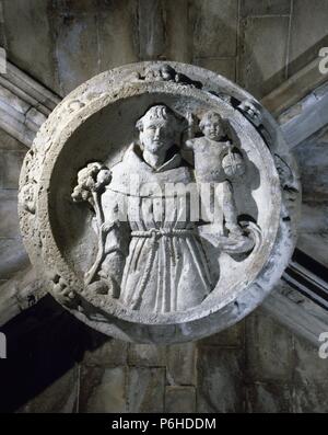 ARTE GOTICO. ESPAÑA. CLAVE de La Bóveda de la Catedral de Tortosa, en el año 1347 iniciada por el Maestro Bernat d'Alguaira consagrado, siendo El Altar mayor en el año 1441. Clave que se Halla en La Bóveda de una Capilla lateral. Estado de Tarragona. Cataluña. Stockfoto