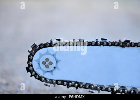 Detail der Kettensäge auf dem weißen Hintergrund isoliert Stockfoto