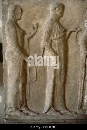 ARTE GRIEGO - ARCAICO. GRECIA. 'LA PROCESION DE LAS THEORES'. Entlasten donde se Vertreter eine HERMES (el mercurio Romano) y LAS TRES GRACIAS. Las mejores DE LAS GRACIAS. Datado aproximadamente en el 470 ein. C. in Thassos. Museo del Louvre. Paris. Francia. Stockfoto