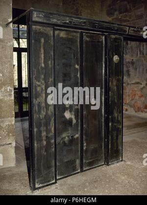 ARTE ROMANO. ITALIA. CASA DEL TRAMEZZO DI LEGNO. Vista del Interior de la Vivienda. Destaca La Puerta de Madera que se ha conservado y que separaba El 'Atrium' del'tablinum". HERCULANO. La Campania. Stockfoto