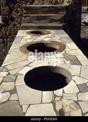 Italien. Pompeji. Marmor bedeckt Zähler Thermopolium. Über Consolare. Stockfoto