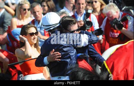 Trainer Joseph O'Brien umfasst sein Bruder Donnacha O'Brien, nachdem Sie mit latrobe Kombiniert die Gruppe 1 Dubai Duty Free Irish Derby bei Tag zwei der Dubai Duty Free Irish Derby Festival in Curragh Racecourse, Co Kildare zu gewinnen. Stockfoto