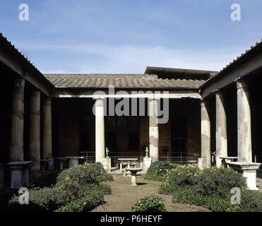 Italien. Pompeji. Haus der Vettii. Die luxuriöse Residenz (Domus). Rekonstruktion der Säulenhalle. Stockfoto
