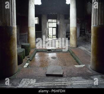 Italien. Pompeji. Haus des Lucius Ceius Secondus oder Haus der Ceii. 1. Jahrhundert a.C. Tetrastyle Atrium und den Impluvium, zu sammeln das Regenwasser aus dem compluvium in das Dach kommt. Weg der Fülle. Stockfoto