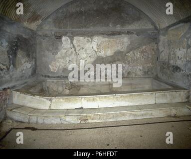 Römische Bäder. Caldarium mit einem heißen Sprung-Bad. Marmor. Herculaneum. Italien. Stockfoto