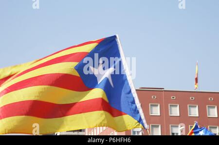 'L'ESTELADA'. Bandera catalana símbolo del Movimiento independantista. Cataluña. 'Diada NACIONAL DE CATALUNYA" (11 de Septiembre de 2014). Concentración denominada' über CATALANA 2014 "Que congregó ein Millares de Personas a lo Largo de la Diagonale y La Gran Via de les Corts Catalanes. La la Posibilidad de movilización reivindicaba votar una Consulta el 9 de Septiembre de 2014. Organizada por'ARA ES L'Hora", campaña unitaria impulsada por l'Assemblea Nacional Catalana" (ANC) y' Omnium Kulturelle'. Al fondo, Edificio de La Residencia de Oficiales del Ejército, en la Plaza Maria Cristina con Diagonal Stockfoto