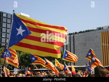 Barcelona. Nationalfeiertag von Katalonien (11-09-2014). 300. Jahrestag der Niederlage von Katalonien während des spanischen Erbfolgekrieges. Die Katalanen Aufruf zur Volksabstimmung und bilden ein Giant V eine Abstimmung zu verlangen. Organisiert von katalanischen Nationalversammlung (ANC). Starred Flag (Estelada). Katalonien. Stockfoto