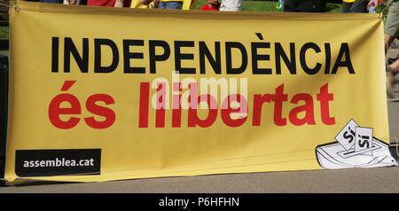 'Diada NACIONAL DE CATALUNYA" (11 de Septiembre de 2014). Concentración denominada' über CATALANA 2014 "Que congregó ein Millares de Personas a lo Largo de la Diagonale y La Gran Via de les Corts Catalanes. La la Posibilidad de movilización reivindicaba votar una Consulta el 9 de Septiembre de 2014. Organizada por'ARA ES L'Hora", campaña unitaria impulsada por l'Assemblea Nacional Catalana" (ANC) y' Omnium Kulturelle'. Primer plano de una PANCARTA con el lema'INDEPENDENCIA ES LLIBERTAT" (INDEPENDENCIA ES LIBERTAD), firmado por la ANC. Barcelona. Cataluña. Stockfoto