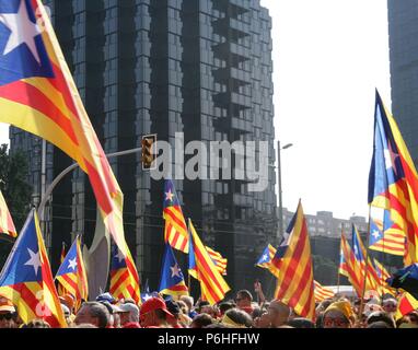 Barcelona. Nationalfeiertag von Katalonien (11-09-2014). 300-jähriges Jubiläum. Die Katalanen Aufruf zur Volksabstimmung und bilden ein Giant V eine Abstimmung zu verlangen. Organisiert von katalanischen Nationalversammlung (ANC). Städtischer Abgeordneter Fahnen. Katalonien. Stockfoto