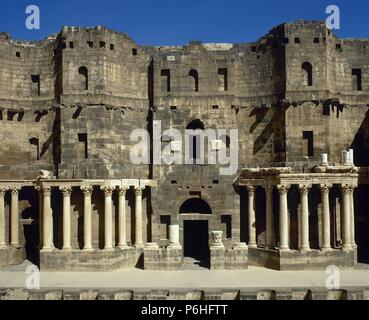 Syrien. Bosra. Römische Theater. Scaenae Frons, post Porticus Scaenam und Pulpitum. Detail. Stockfoto