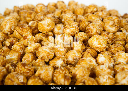 Viel popcorn Kugeln mit Zucker auf einem weißen Hintergrund Stockfoto