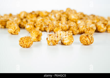Viel popcorn Kugeln mit Zucker auf einem weißen Hintergrund Stockfoto