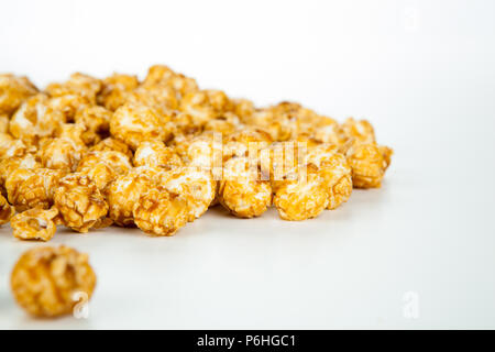Viel popcorn Kugeln mit Zucker auf einem weißen Hintergrund Stockfoto