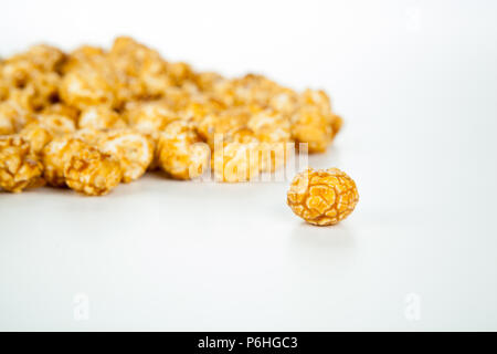Viel popcorn Kugeln mit Zucker auf einem weißen Hintergrund Stockfoto