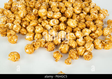 Viel popcorn Kugeln mit Zucker auf einem weißen Hintergrund Stockfoto