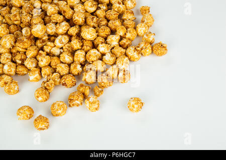 Viel popcorn Kugeln mit Zucker auf einem weißen Hintergrund Stockfoto