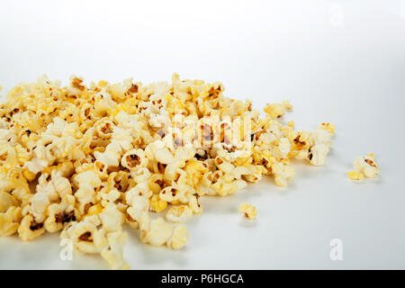 Viel Popcorn auf weißem Hintergrund Stockfoto