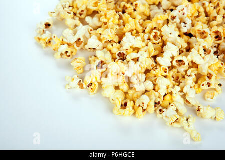 Viel Popcorn auf weißem Hintergrund Stockfoto