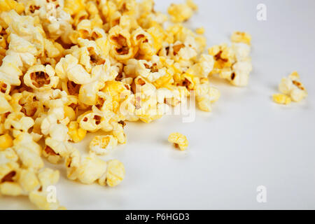 Viel Popcorn auf weißem Hintergrund Stockfoto