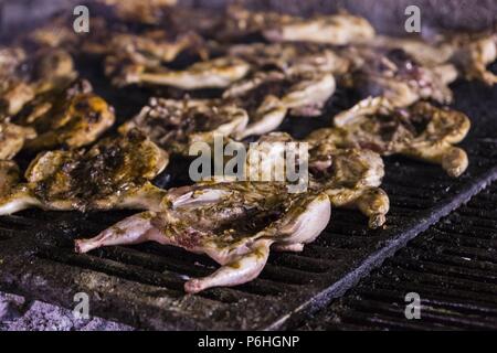 Codornices asadas, Es Cruce, Mallorca, Balearen, Spanien. Stockfoto