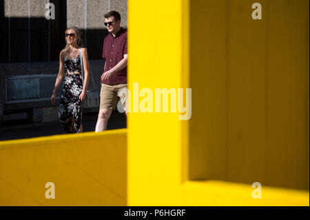 Menschen gehen in der Sonne auf der South Bank in London, als Leute die anhaltende Bann von heißem Wetter genießen. Stockfoto