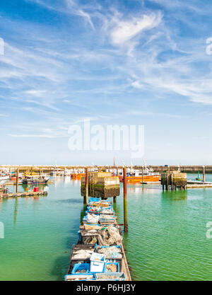 Kunststoffbehälter und Seile auf der Mole in Ramsgate Hafen Stockfoto