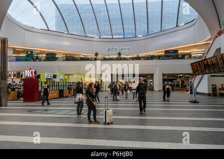 Leute, Shopping und warten auf die Züge in Grand Central, Birmingham, England, UK. John Lewis, Pret a Manger Stockfoto