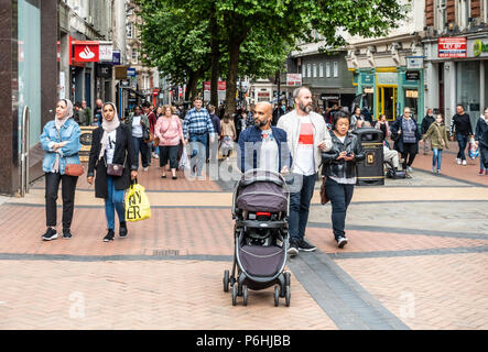 Fußgänger viele Ethnien zu Fuß in die Fußgängerzone der New Street, Birmingham City Centre, an einem Samstag Nachmittag. England, Großbritannien Stockfoto