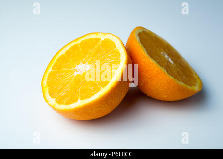 Zwei halben Scheiben von Orange close-up auf Grau Stockfoto