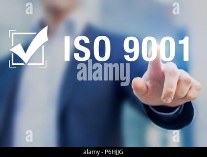 ISO 9001 Qualitätsmanagement International Standard Organisation Zertifizierung mit Checkbox Abzeichen und Geschäftsmann, Certified Business, Service, Indust Stockfoto