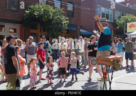 ASHEVILLE, NORTH CAROLINA - 3. SEPTEMBER 2017: eine Straße Magier unterhält einen Masse während des LAAF Festival in der Innenstadt von Asheville, North Carolina ar Stockfoto