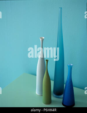 In der Nähe der bunten hoch und schmal Glas Vasen Stockfoto